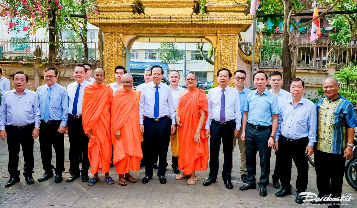 A- BT Đào ngọc Dung chụ ảnh lưu niệm với các đại biểu