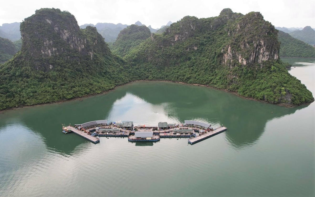 Toàn cảnh Điểm dừng chân, dịch vụ, tham quan kết hợp mua bán hải sản, giới thiệu sản phẩm tại vụng Cặp Táo trên vịnh Hạ Long.