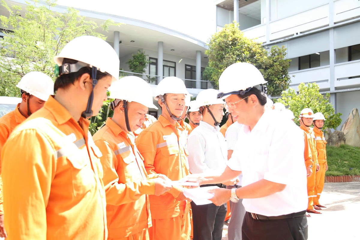 Lãnh đạo Công ty giao nhiệm vụ và động viên tinh thần 2 Đội xung kích