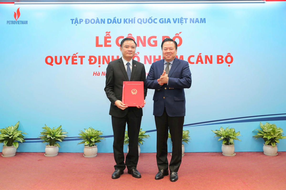  Ông Nguyễn Hoàng Anh, Ủy viên Trung ương Đảng, Chủ tịch Ủy ban Quản lý vốn Nhà nước tại doanh nghiệp trao quyết định bổ nhiệm Thành viên HĐTV Petrovietnam cho ông Lê Ngọc Sơn.