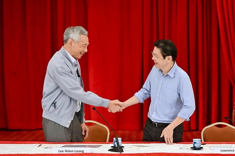 Sau khi tuyên thệ nhậm chức, Thủ tướng Lawrence Wong (phải) sẽ là thủ tướng thứ tư của Singapore, kế nhiệm Thủ tướng Lý Hiển Long. (Ảnh: The Straits Times)