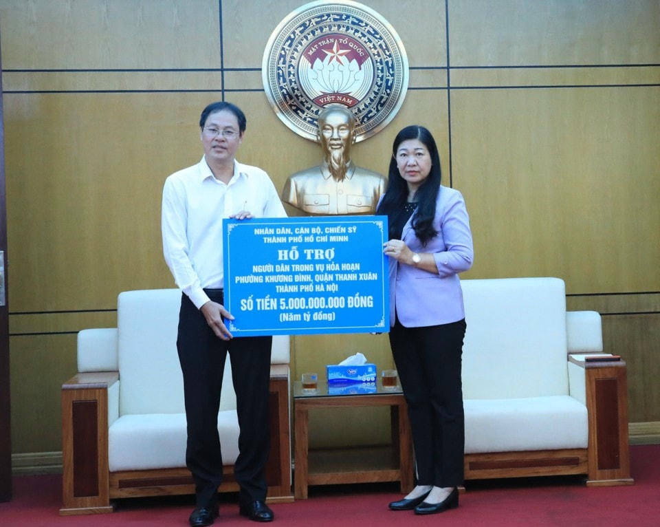 Chủ tịch Ủy ban Mặt trận Tổ quốc Việt Nam TP Hà Nội Nguyễn Lan Hương thay mặt Ban Thường trực Ủy ban MTTQ Việt Nam TP Hà Nội tiếp nhận số tiền 5 tỷ đồng từ Nhân dân, cán bộ, chiến sỹ TP Hồ Chí Minh trao cho người dân trong vụ hỏa hoạn tại phường Khương Đình, quận Thanh Xuân.