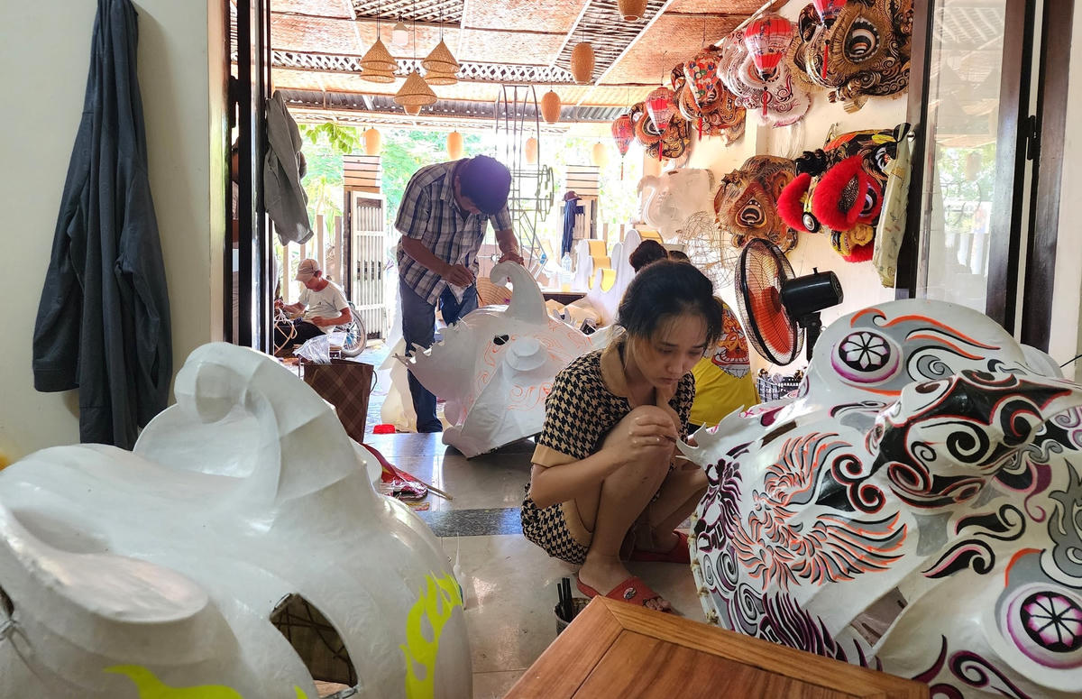 Cơ sở làm đầu Lân của anh Nguyễn Hưng rất nhộn nhịp.