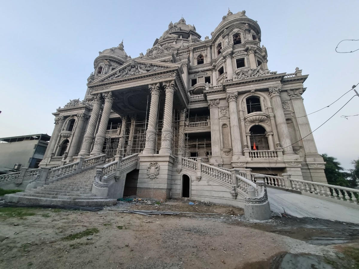 Với một diện tích đất khá Lớn gần 5000m2 ngay giữa trung tâm thành phố Việt Trì, tỉnh Phú Thọ. Diện tích xây dựng tầng trệt là 2000m2; tầng 1 là 1900m2 ,tầng 2 là 2.254m2; từ tầng 3 đến tum mái có diện tích m2 tương đương như các tầng bên dưới, tổng diện tích xây dựng lên đến gần 18 nghìn m2.