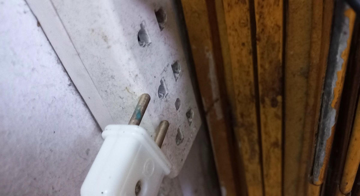 Trong lúc sửa chữa điện, anh P. không may bị điện giật. Ảnh: Minh họa.