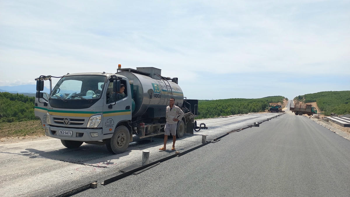 Công nhân đang tiếp tục thi công, hoàn thiện tại gói thầu XL 1 (Km0+00) ÷ (Km15+00).