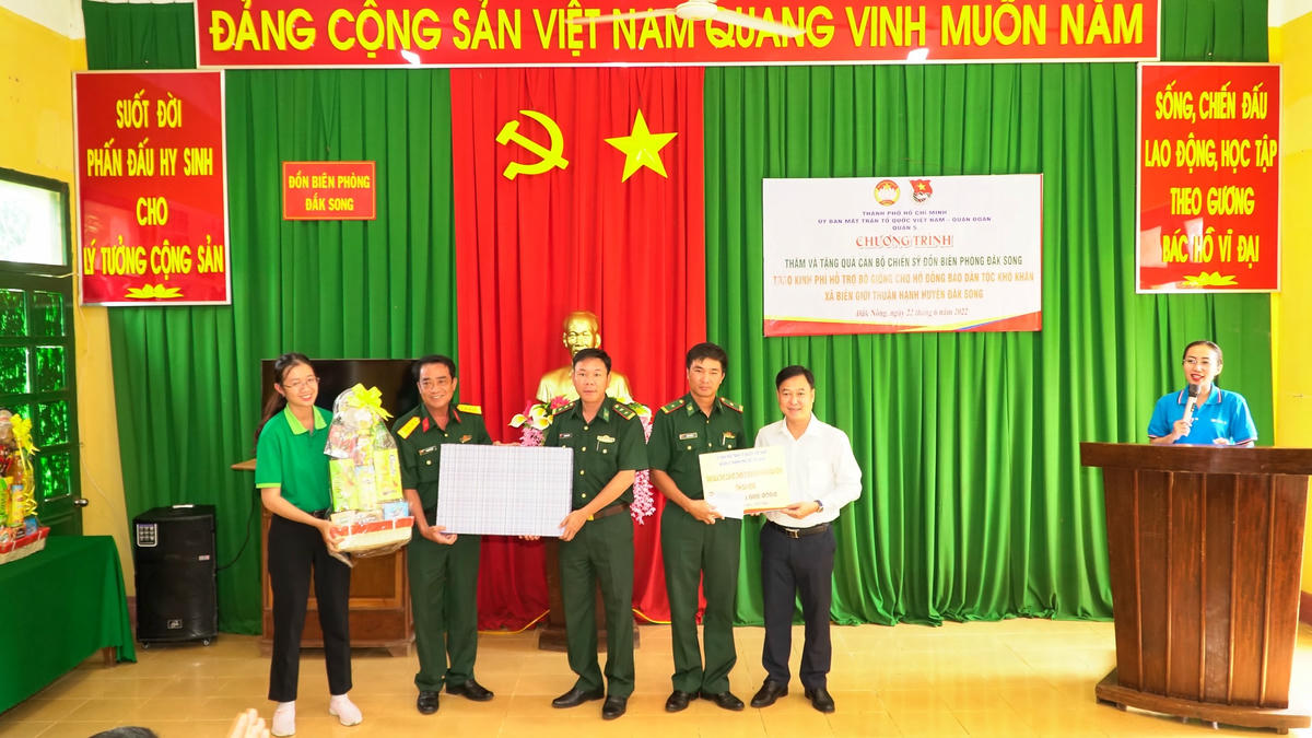 Uỷ ban MTTQ Việt Nam quận 5 đến thăm và trao tặng quà cho cán bộ chiến sĩ Đồn biên phòng Đắk Song.