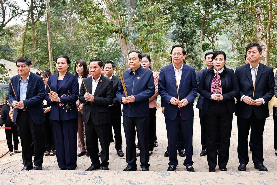 Chủ tịch Quốc hội Trần Thanh Mẫn và đoàn công tác dâng hương tại Lán Nà Nưa, thuộc Khu di tích Quốc gia đặc biệt Tân Trào. (Ảnh: Doãn Tấn/TTXVN)
