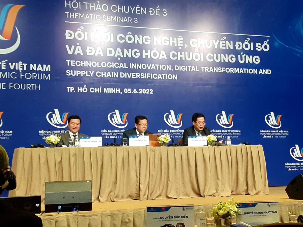 Đại diện ban tổ chức điều phối hội thảo chuyên đề 3.