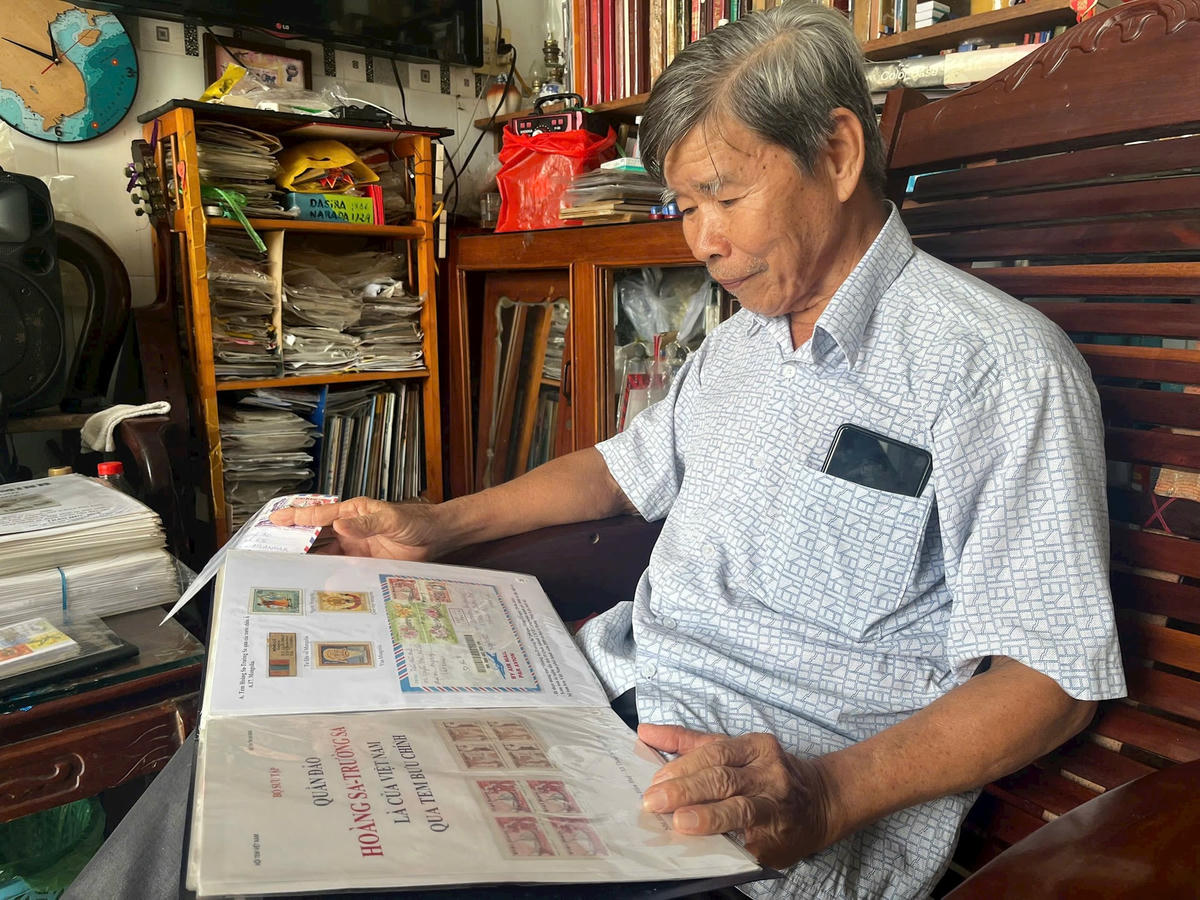 anh 2 -Lão nông miền Tây với bộ sưu tập ‘Quần đảo Hoàng Sa - Trường Sa là của Việt Nam qua tem bưu chính’