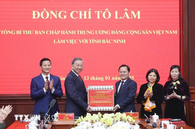 Tổng Bí thư Tô Lâm tặng quà cho Đảng bộ, chính quyền và nhân dân tỉnh Bắc Ninh. (Ảnh: Thống Nhất/TTXVN) ttxvn-tong-bi-thu-bac-ninh-3.jpg