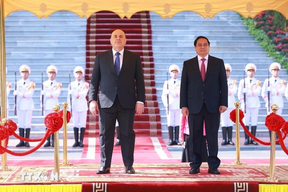 Thủ tướng Phạm Minh Chính và Thủ tướng Liên bang Nga Mikhail Vladimirovich Mishustin trên bục danh dự, nghe Quân nhạc cử Quốc thiều hai nước. (Ảnh: Dương Giang/TTXVN)