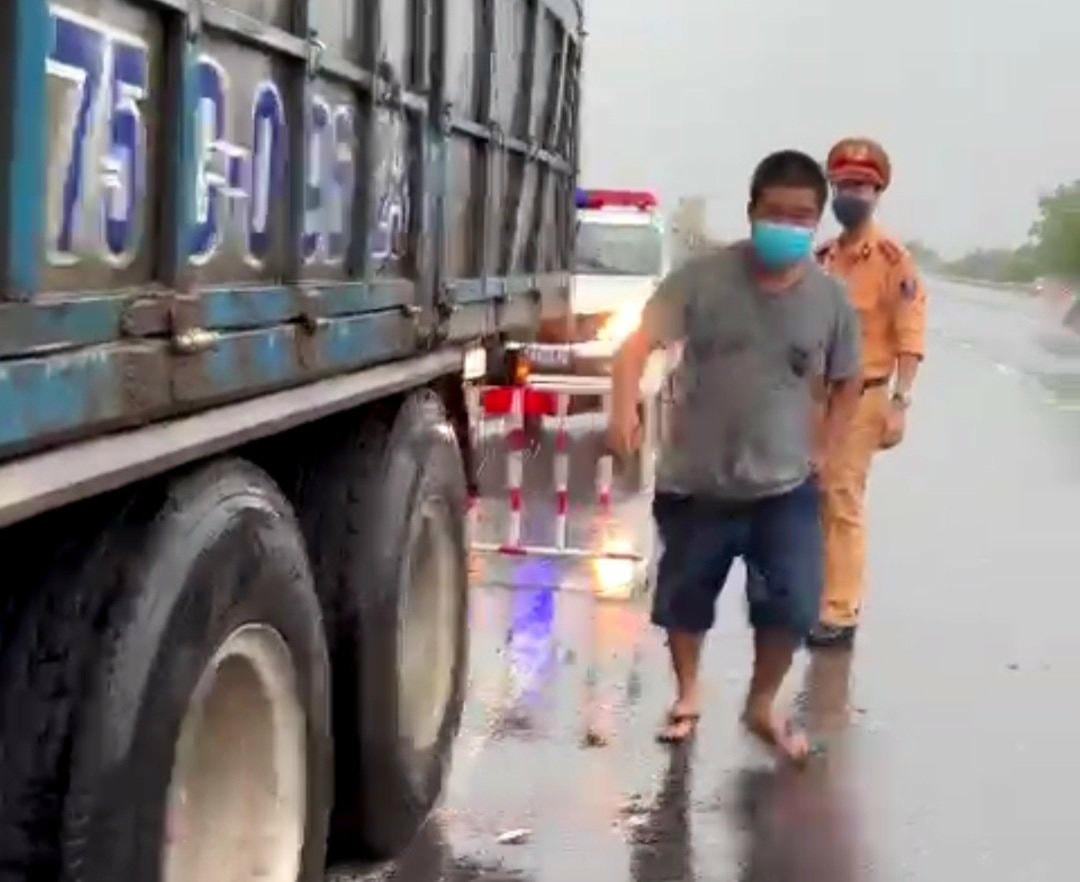 Theo Trạm CSGT Hải Lăng, ban đầu tài xế H. không chấp hành yêu cầu xuất trình toàn bộ giấy tờ liên quan đến người và phương tiện của lực lượng chức năng.