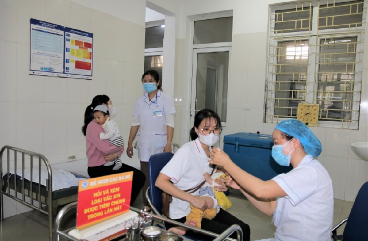 Tiêm phòng sởi tại Trạm y tế phường Yên Nghĩa (quận Hà Đông). Ảnh: Sở Y tế Hà Nội