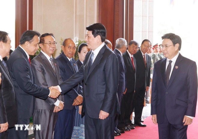 Chủ tịch nước Lương Cường với các thành viên đoàn Quốc hội Lào. (Ảnh: Lâm Khánh/TTXVN) ttxvn-chu-tich-nuoc-chu-tich-quoc-hoi-lao-1.jpg