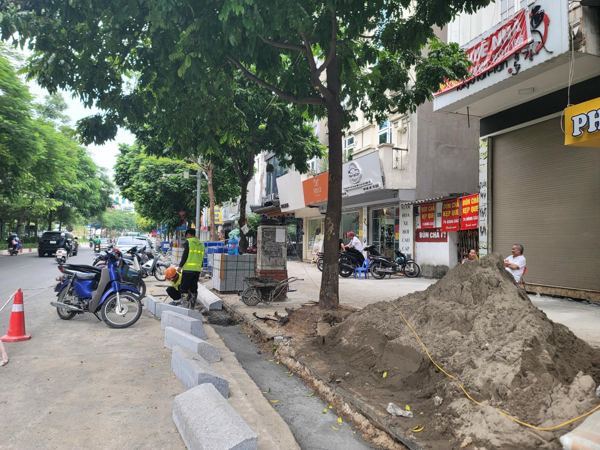 Vỉa hè được cải tạo, lát đá mới hứa hẹn sẽ đẹp hơn, văn minh hơn.