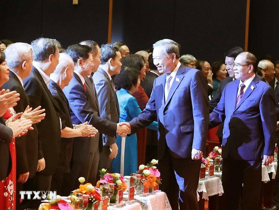 Tổng Bí thư Tô Lâm với các đại biểu tham dự buổi lễ. (Ảnh: Thống Nhất/TTXVN)