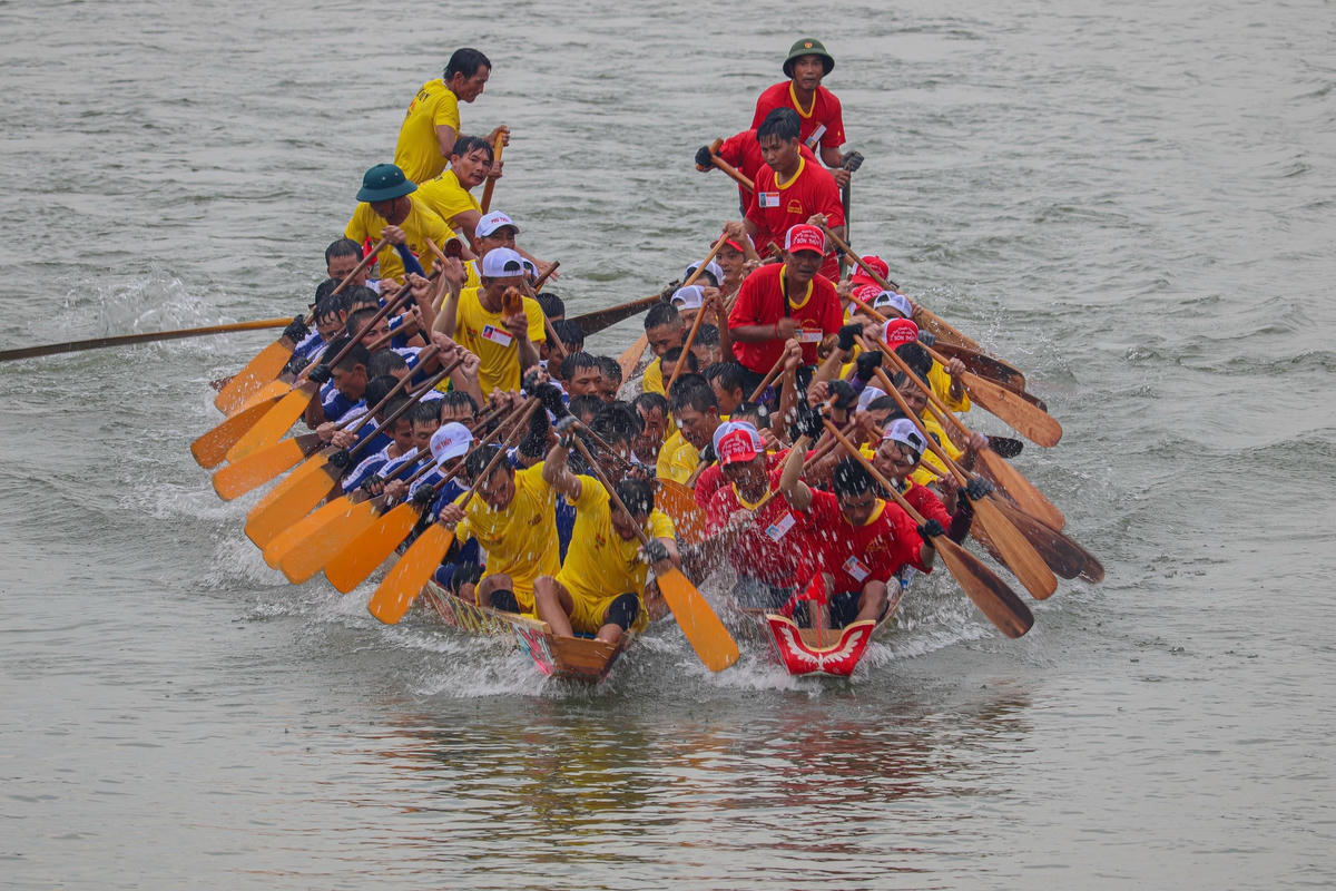 Theo người xưa kể lại, trước đây, vào dịp hè hàng năm, sông Kiến Giang đều khô cạn nước bởi hạn hán, nhưng cứ đến tháng 8 là có mưa, nước sông dâng đầy, ruộng đồng ngập nước, thuận lợi cho việc đồng áng. Từ đó, dân làng khắp nơi mới mở hội đua thuyền ăn mừng, cũng là mang ý nghĩa rèn luyện sức khỏe, thi thố tài năng của trai bơi, gái đua và cầu mong một mùa mưa thuận gió hòa sản xuất bội thu.