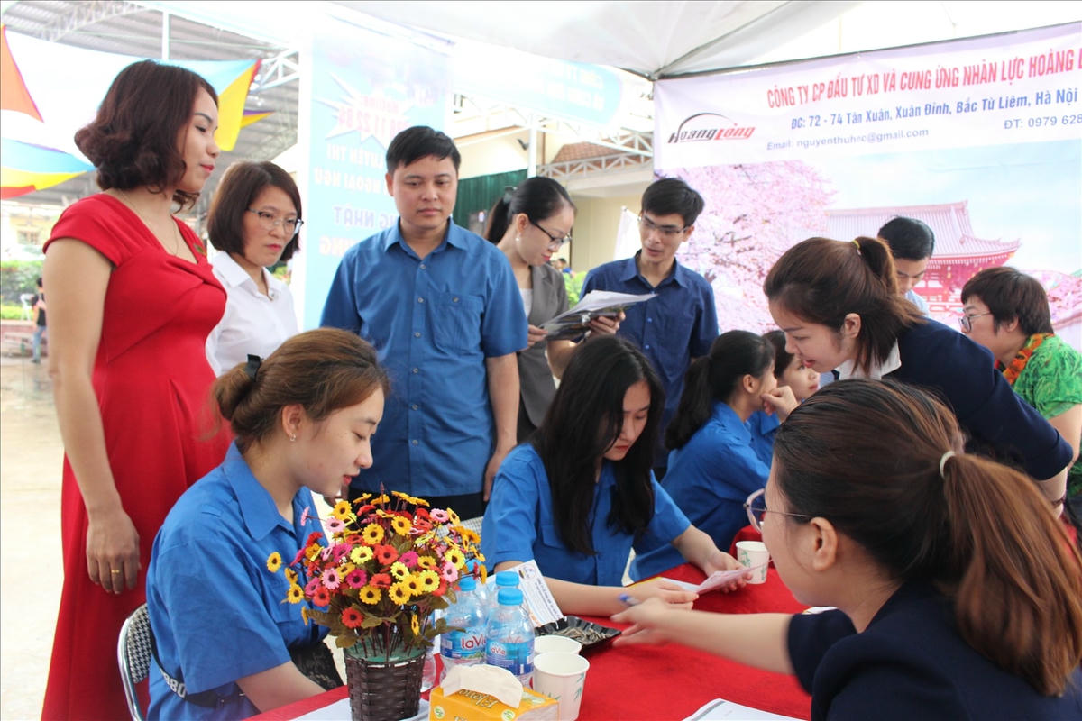 Ngày hội việc làm gắn với giảm nghèo bền vững đem lại nhiều cơ hội việc làm cho thanh niên dân tộc thiểu số và người dân.