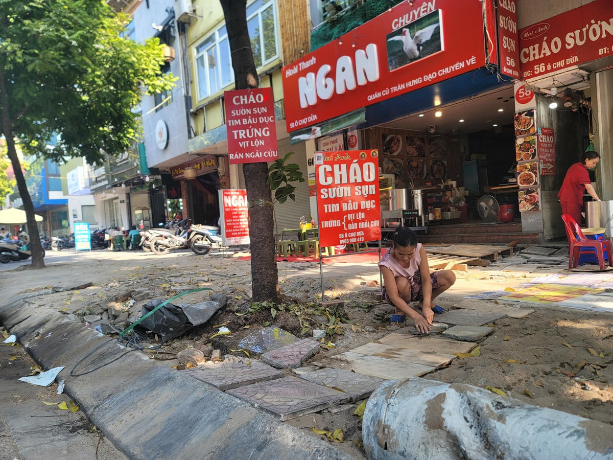 Bà Trần Thị Thu, cư dân sống tại phố Ô Chợ Dừa cho biết, vỉa hè được cải tạo, sửa sang lại sẽ đẹp hơn. Tuy nhiên trong những ngày thi công, bụi bẩn nhiều cộng vớiNhiều đoạn đường được đào sâu và sát vào trước cửa nhà dân, gây khó khăn trong việc đi lại