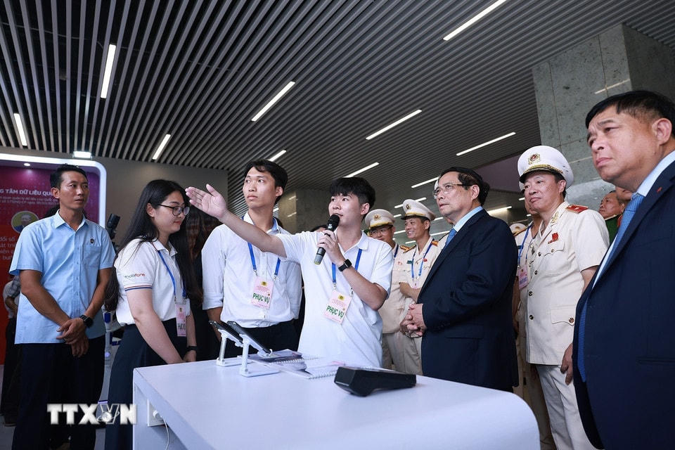 Thủ tướng Phạm Minh Chính tham quan gian hàng trưng bày sản phẩm công nghệ. (Ảnh: Dương Giang/TTXVN)
