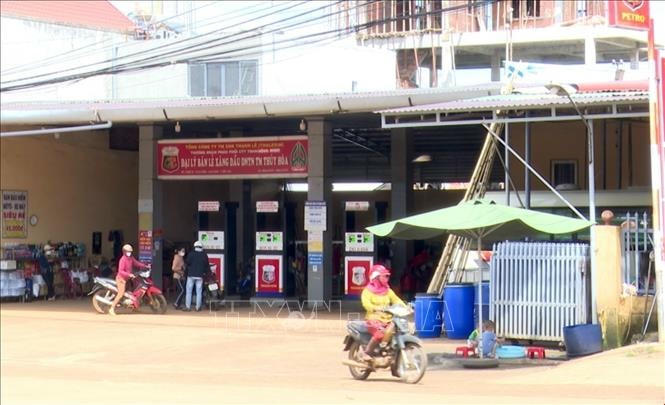 Người dân quay trở lại cuộc sống thường nhật sau sự việc nhóm đối tượng dùng súng, dao tấn công trụ sở UBND xã Ea Tiêu và Ea Ktur, huyện Cư Kuin, tỉnh Đắk Lắk. Ảnh: Quang Thái/TTXVN.