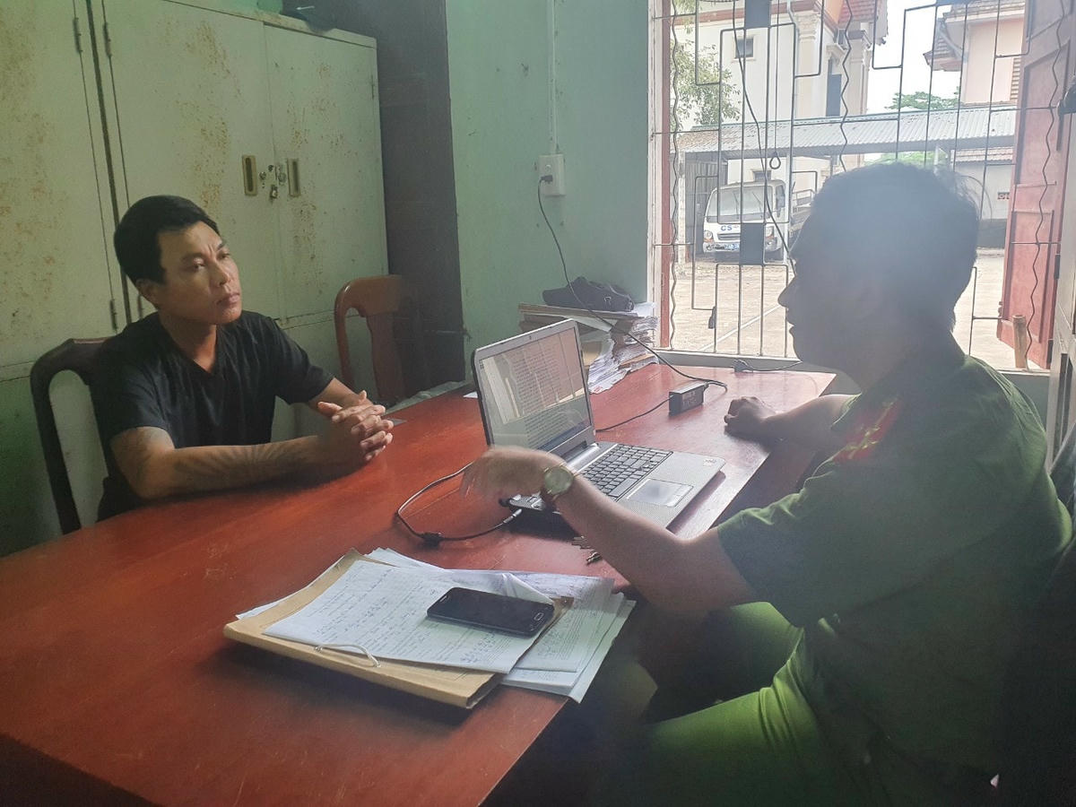 Công an huyện Hải Lăng xử phạt hành chính 2 đối tượng liên quan đến vụ việc tài xế xe tải bị chặn đầu xe, bị hành hung.