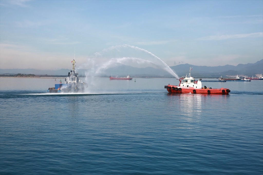 Tình huống một tàu lạ bị cháy đã được tàu dịch vụ tổ chức chữa cháy và kéo tàu lạ vào đến vị trí an toàn.