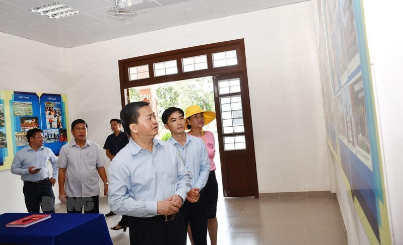 Đồng chí Lê Đức Thọ, Bí thư Tỉnh uỷ nghe thuyết minh tư liệu về di tích Cây Da Đôi.