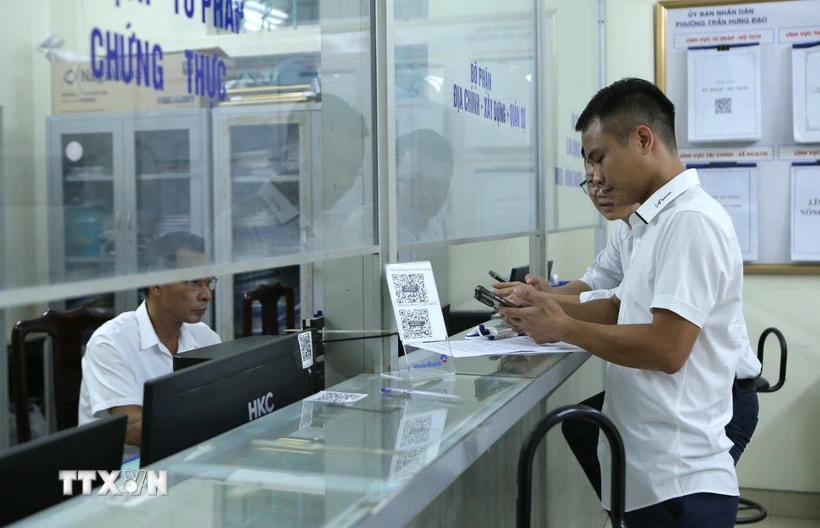 Người dân đến làm thủ tục, giấy tờ tại Bộ phận tiếp nhận và trả kết quả phường Trần Hưng Đạo, thành phố Nam Định. (Ảnh: Công Luật /TTXVN)