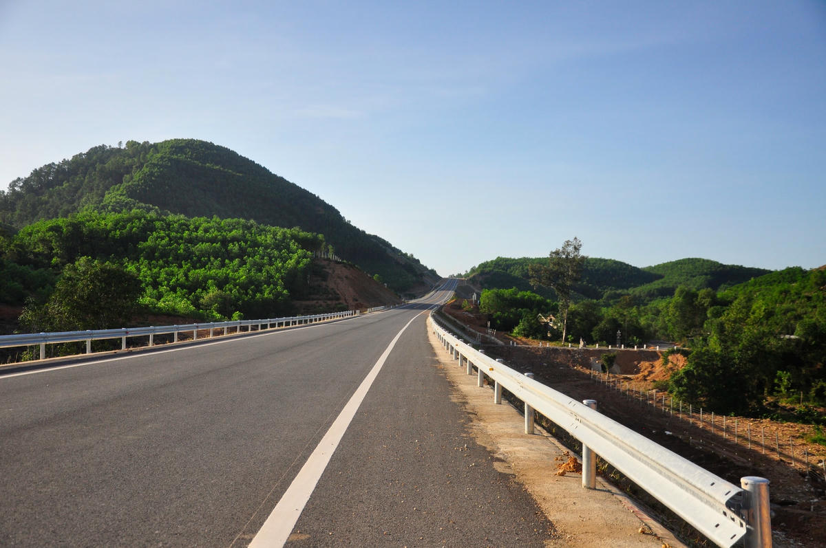 Cao tốc Cam Lộ - La Sơn có chiều dài xây dựng là 98,35km, đi qua các huyện Cam Lộ, Triệu Phong, Hải Lăng, thị xã Quảng Trị, TP Đông Hà (tỉnh Quảng Trị) và các huyện Phong Điền, Hương Trà, Hương Thủy và Phú Lộc (tỉnh Thừa Thiên Huế). Dự án có tổng mức đầu tư khoảng 7.669 tỷ đồng, sử dụng nguồn vốn trái phiếu Chính phủ và được Bộ Giao thông Vận tải phê duyệt tại Quyết định số 1291 ngày 19/6/2018.