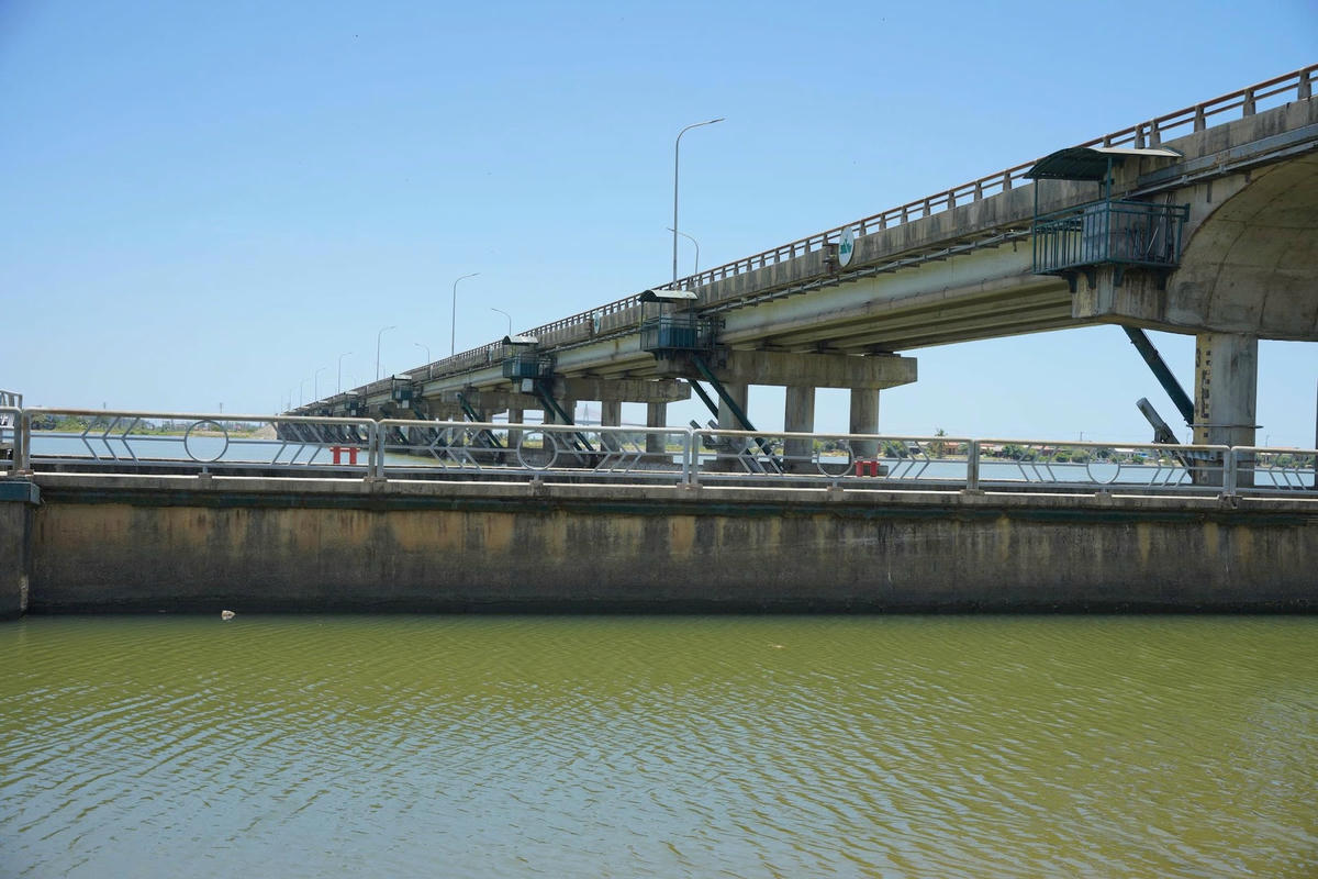 Từ khi đưa vào sử dụng, công trình đã đem lại những hiệu quả tích cực trong việc vụ ngăn mặn, giữ nguồn nước ngọt của sông Hương, phối hợp với hồ Tả Trạch, Bình Điền, Hương Điền ở thượng lưu đảm bảo cung cấp đủ nước cho các nhu cầu nông nghiệp, công nghiệp, môi trường sinh thái, dân sinh vùng đồng bằng sông Hương và cải thiện cảnh quan du lịch TP. Huế cũng như vùng đầm phá Tam Giang.