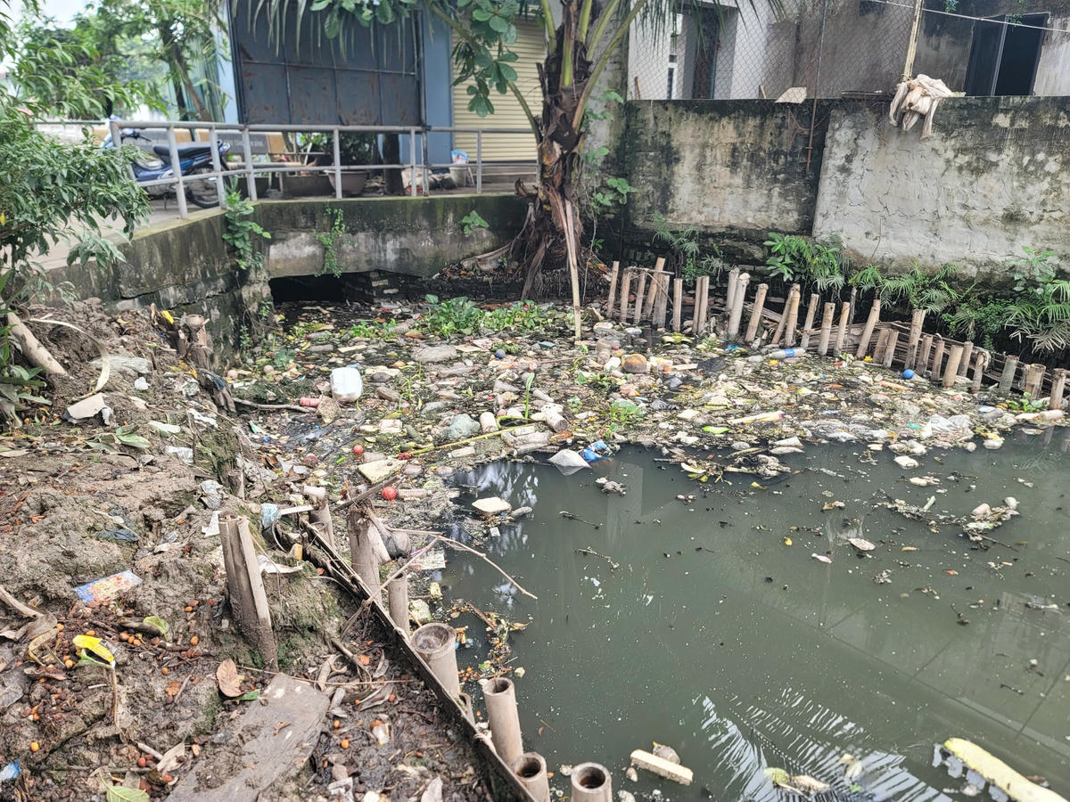 Tại đây, nhiều hộ dân xả thải, vứt rác trực tiếp xuống sông.