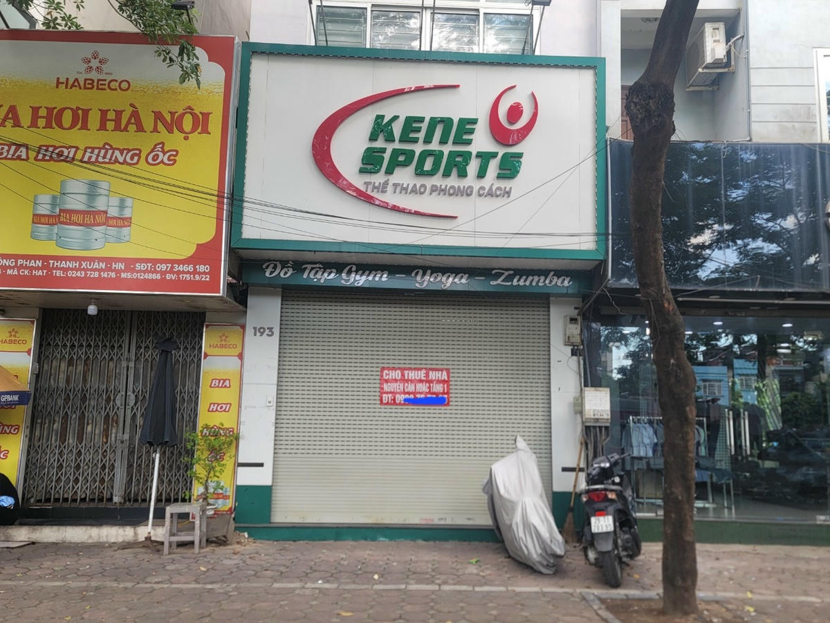 Anh có mặt bằng cho thuê tại số 193 Vũ Tông Phan. Anh cho biết cửa hàng này trước đây anh cho thuê 18 triệu/tháng, hơn 6 tháng nay chưa tìm được người thuê. Trong cửa hàng đã có điều hoà, đèn chiếu sáng cùng với tủ và các vật dụng do người thuê để lại. Hiện tại anh cho thuê với giá 16 triệu/tháng có thương lượng.