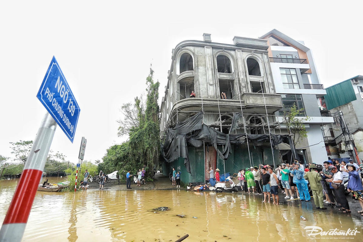 mực nước sông Hồng dâng cao đến mặt phố Chương Dương Độ.
