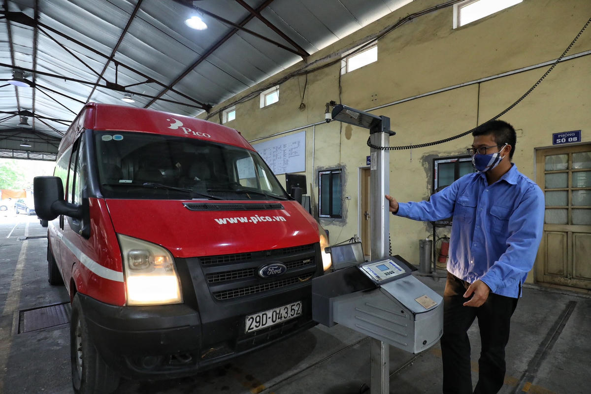 Đối với xe ô tô chở người các loại đến 9 chỗ không kinh doanh vận tải, chu kỳ đầu tiên miễn kiểm định và tăng từ 30 tháng lên 36 tháng. Thời gian sản xuất đến 7 năm thì chu kỳ tăng từ 18 tháng lên 24 tháng.  Sản xuất trên 7 - 20 năm (trước đây là 12 năm) thì chu kỳ giữ nguyên 12 tháng. Thời gian sản xuất trên 20 năm thì chu kỳ kiểm định giữ nguyên 6 tháng.