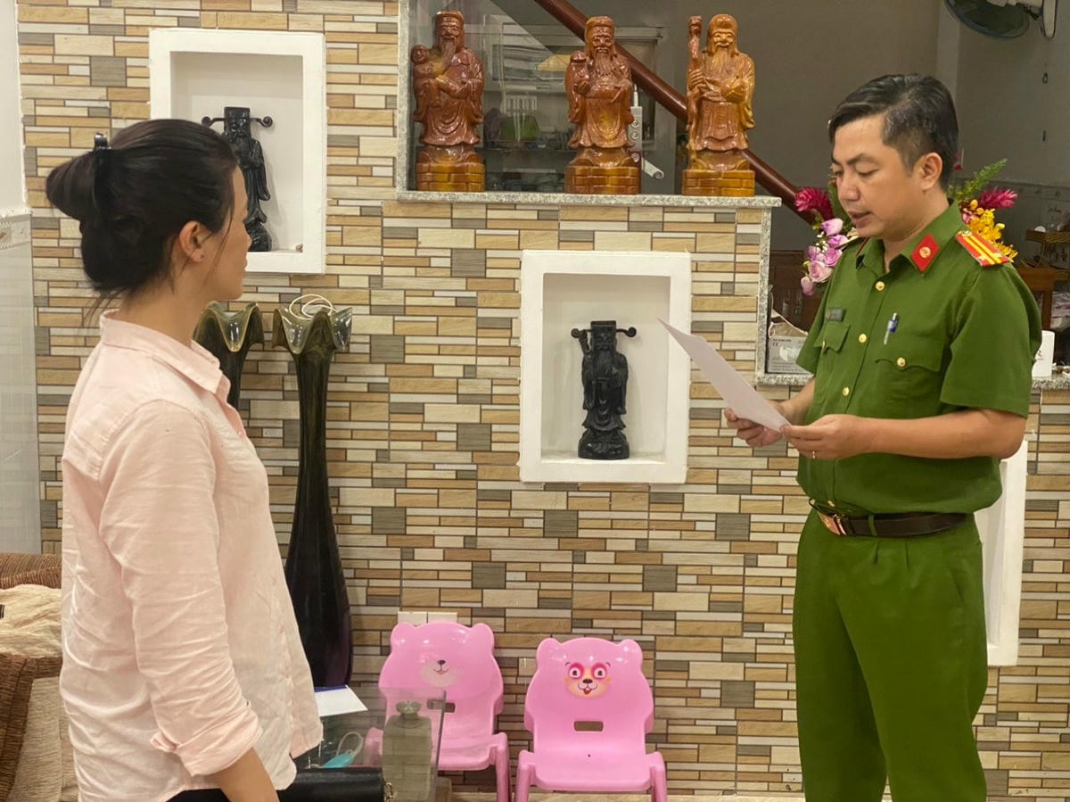 Cơ quan CSĐT Công an TP Hồ Chí Minh tống đạt Quyết định khởi tố đối với Nguyễn Thị Mai Nhi.