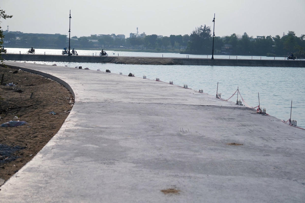 Theo đó, đường đi bộ ven sông Như Ý kéo dài từ Đập Đá đến cầu Vân Dương, thành phố Huế được thiết kế với chiều dài 1,6km; rộng 6m với tổng trị giá đầu tư 267 tỷ đồng.