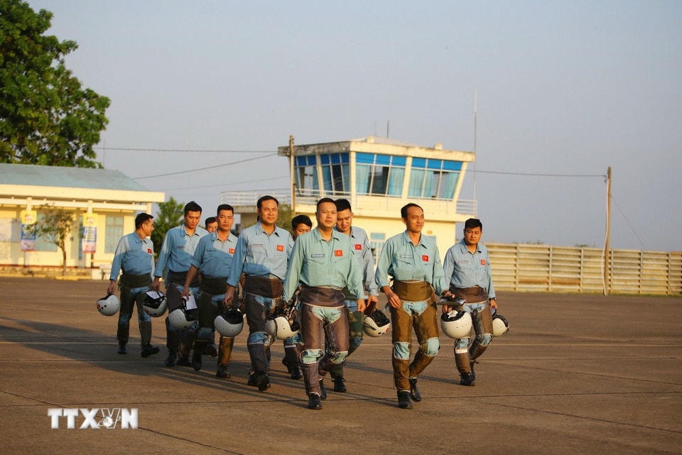 Khoảng 6 giờ sáng mỗi ngày, các phi công có mặt tại Sân bay Biên Hòa để chuẩn bị tập luyện các bài bay, kỹ thuật bay biểu diễn. (Ảnh: Lê Xuân/TTXVN)