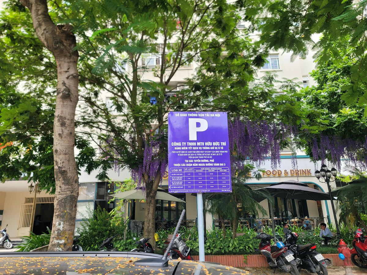 Biển báo đỗ xe có ghi phí trông xe theo lượt, theo hợp đồng tháng.