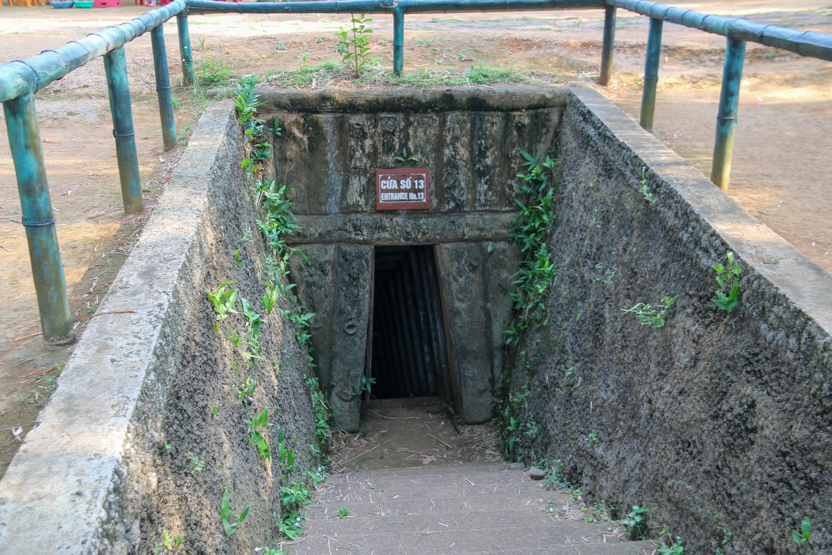 Địa đạo là sự tái tạo của một làng quê trong lòng đất với 13 cửa ra vào (6 cửa thông lên đồi, 7 cửa thông ra biển).