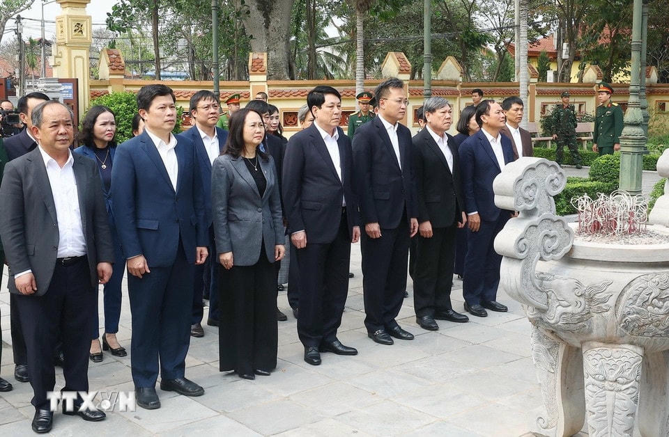 Chủ tịch nước Lương Cường và đoàn công tác tại Nhà tưởng niệm Trung tướng Nguyễn Bình ở xóm Cả, làng Yên Phú, xã Giai Phạm, huyện Yên Mỹ, Hưng Yên. (Ảnh: Lâm Khánh/TTXVN)