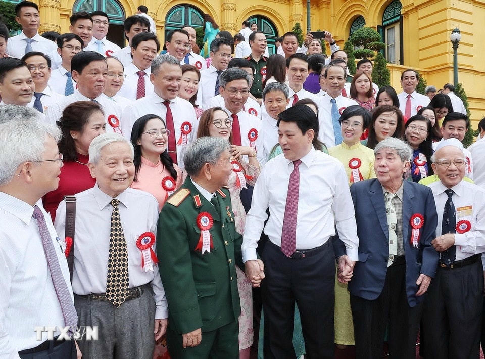 Chủ tịch nước Lương Cường với các nhà báo tiêu biểu toàn quốc. (Ảnh: Lâm Khánh/TTXVN)