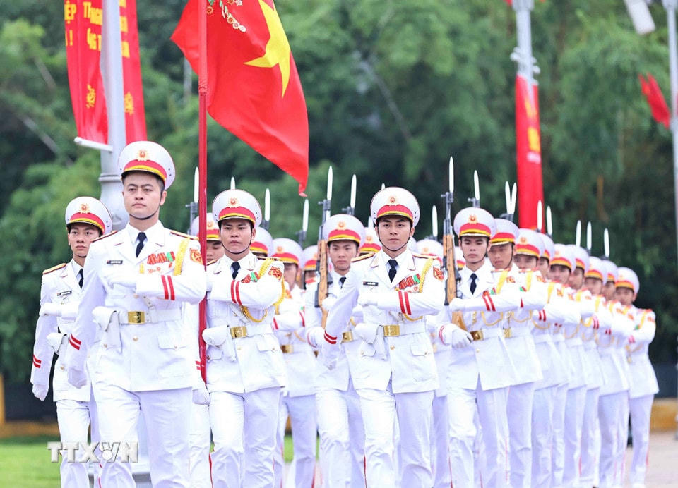 Nghi thức buổi lễ chào cờ thiêng liêng trên Quảng trường Ba Đình (Hà Nội), sáng 19/5/2025. (Ảnh: Minh Đức/TTXVN)