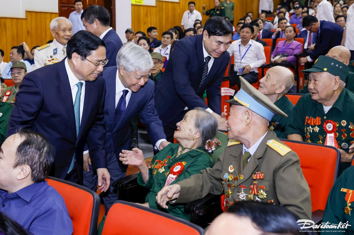 Thủ tướng Chính phủ Phạm Minh Chính và Chủ tịch UBTƯ MTTQ Việt Nam Đỗ Văn Chiến thăm hỏi các chiến sĩ Điện Biên, thanh niên xung phong, dân công hỏa tuyến (trực tiếp tham gia chiến dịch Điện Biên Phủ) tại chương trình. Ảnh: Quang Vinh.