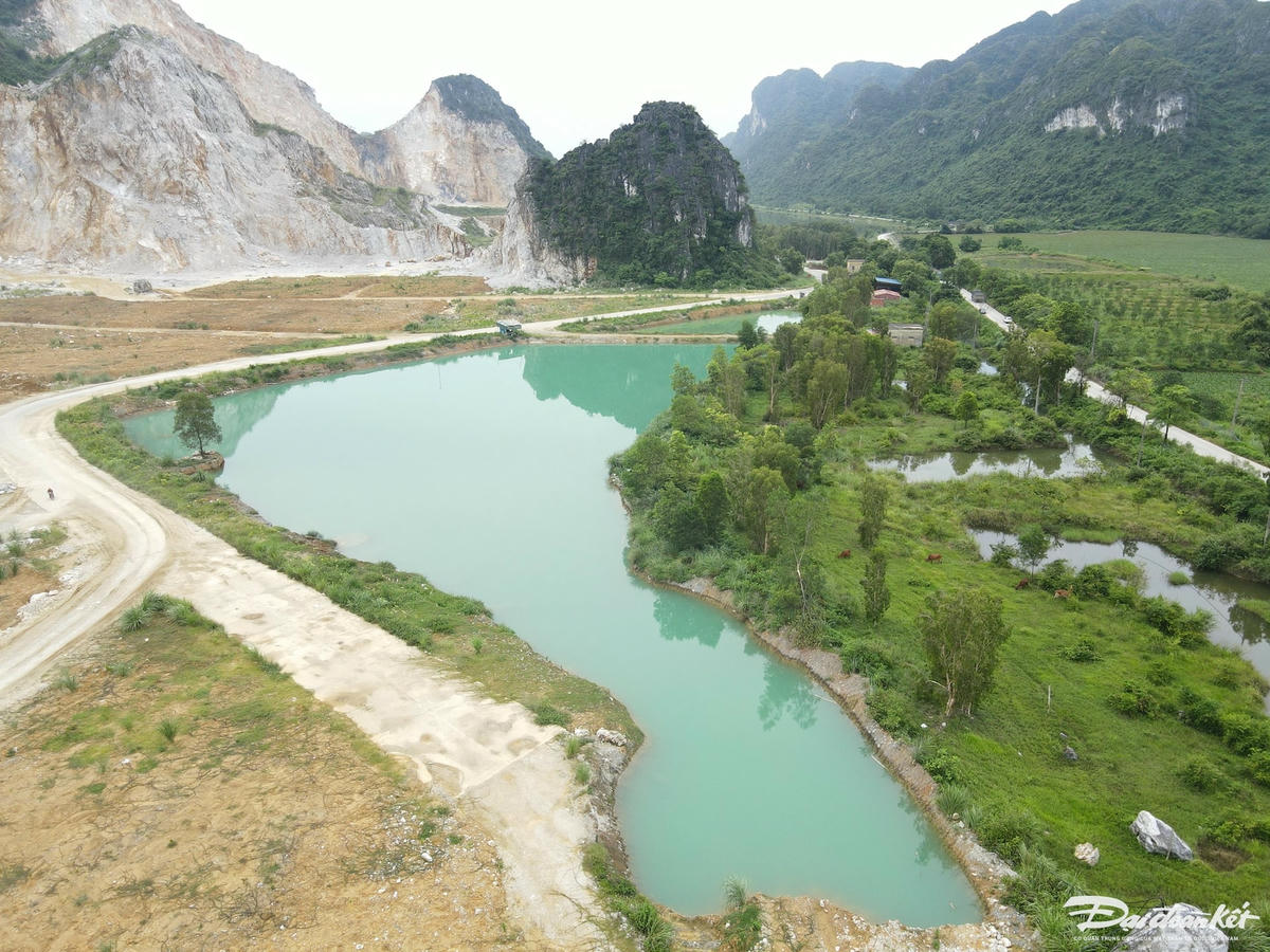 Ao lắng nước mưa bên trong mỏ đá. Ảnh: Đi