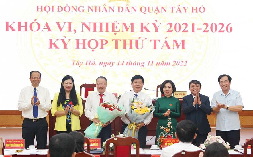 Lãnh đạo quận Tây Hồ tặng hoa các đồng chí được miễn nhiệm và các đồng chí mới được bổ nhiệm.