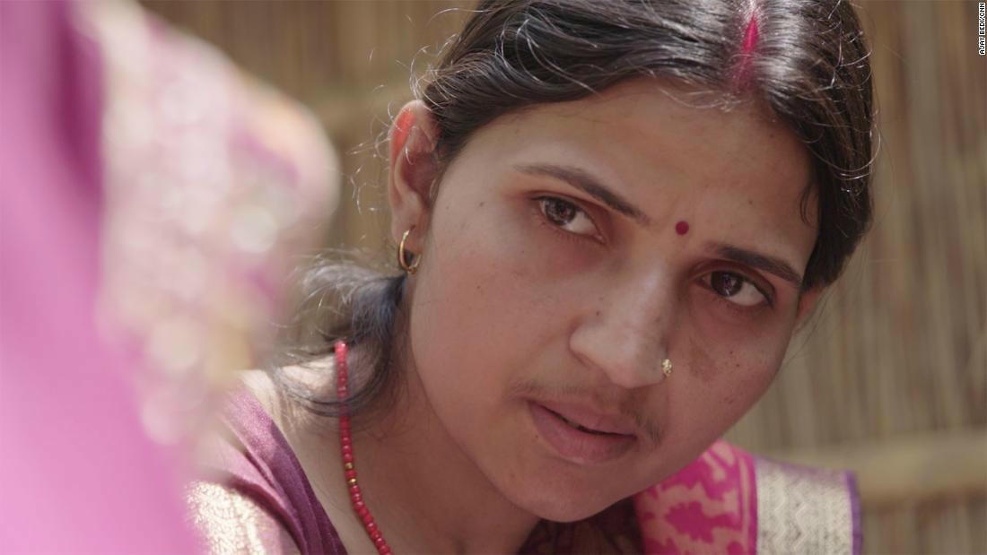 Swetanjali Jha lắng nghe những lo lắng của các bà mẹ. Ảnh: CNN.