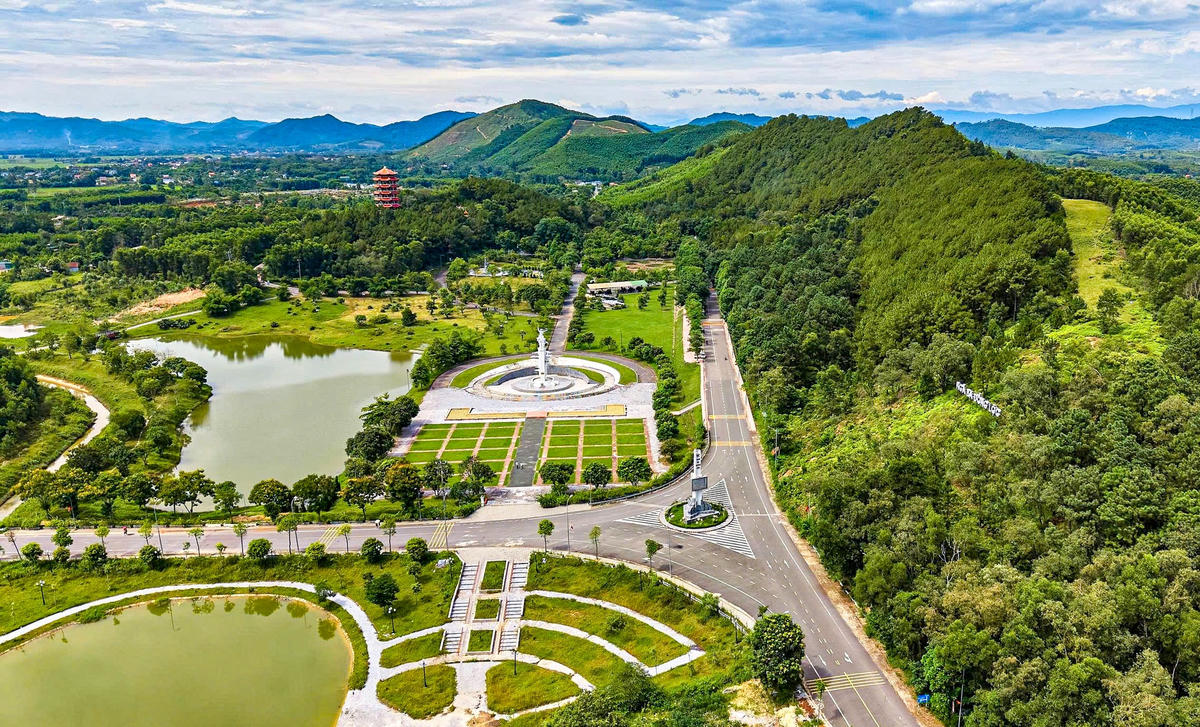 Toàn cảnh Khu di tích lịch sử Ngã ba Đồng Lộc, nơi giao thoa giữa ký ức bi tráng và khát vọng hòa bình. Ảnh Cẩm Kỳ.