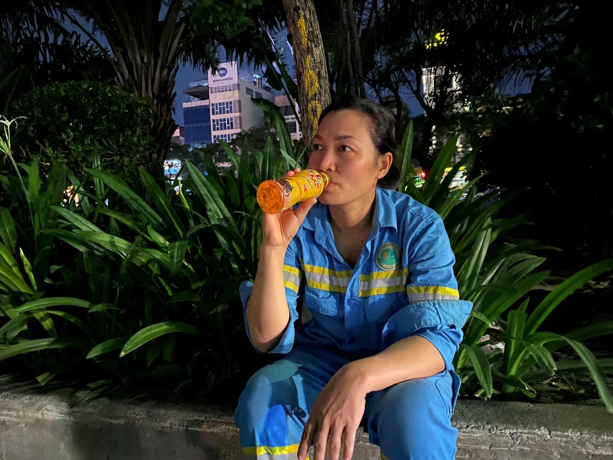 Sự vất vả và áp lực của công việc vệ sinh môi trường không phải ai cũng biết.